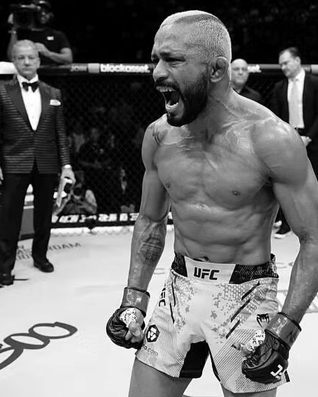 Atleta comemorando a vitória dentro do octógono do UFC