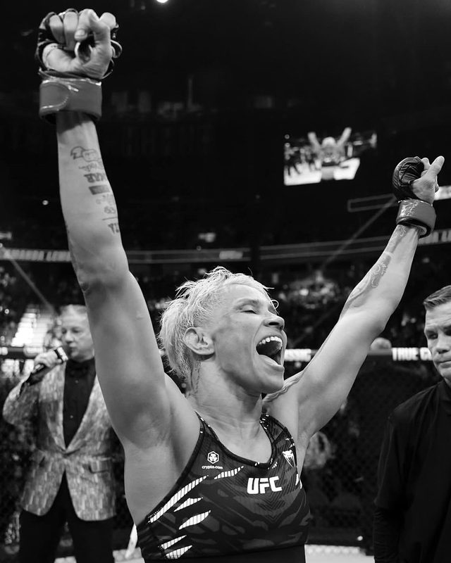 Atleta do UFC comemorando a vitória no octógono