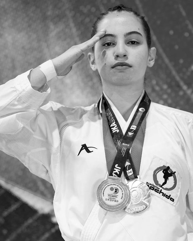 Atleta de karatê com as medalhas conquistadas