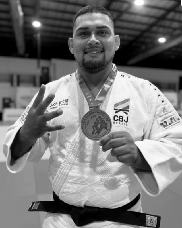 Faixa-preta com medalha de ouro da CBJ